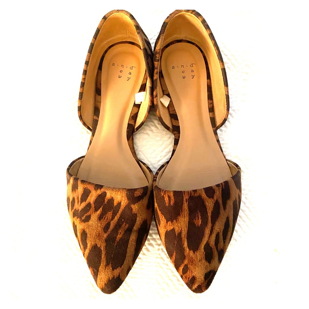 Leopard pointed flats
